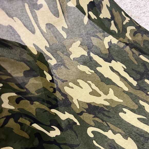 Camouflage Sleeveless Blouse - Picture 2 of 3